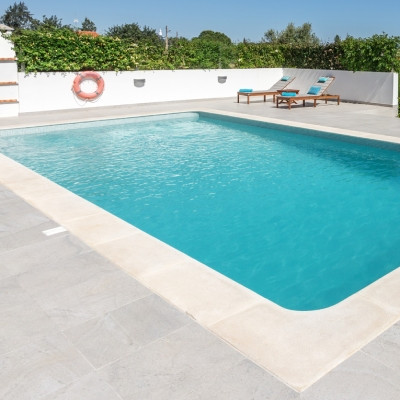 Image montrant une piscine en cours de construction. La piscine est rectangulaire et réalisée en béton